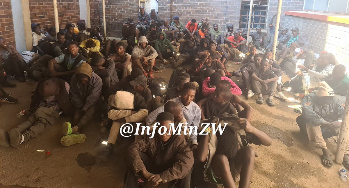 StarFMNews's tweet image. Harare Police round up over 100 street dwellers in early morning CBD operation.

Children to be placed in registered care facilities. 
Authorities cite drug abuse, poor sanitation &amp;amp; theft as key concerns.

#Harare #PublicSafety 🇿🇼
