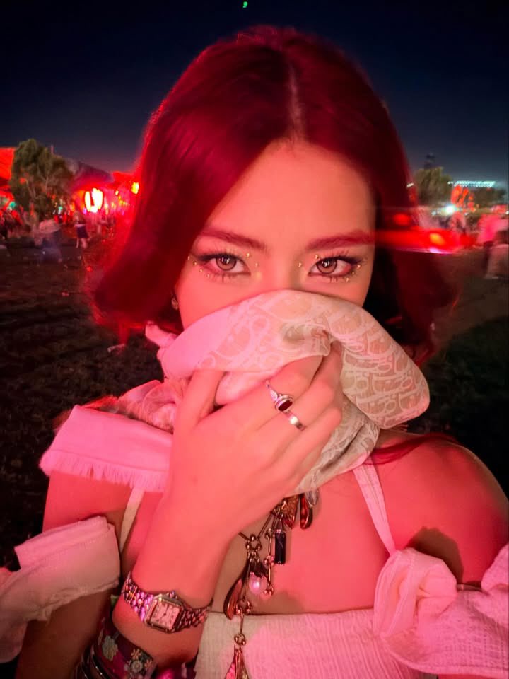 BiniMikhaOFC's tweet photo. [041526]
#BINI_Mikha • New IG post! 🦊 1/5

“Coachella Day 1 baby !! 🇵🇭❤️”

#MikhaLim @bini_mikha 
#BINI @BINI_ph https://t.co/igrZZLgmfW