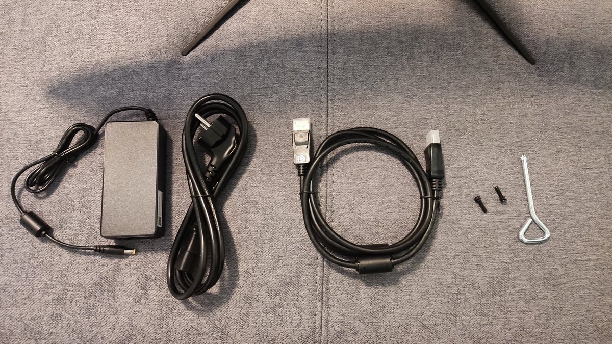 300baniek's tweet image. Mamy To! 🤩 Kurier przywiózł pod drzwi w ciągu 2 dni od zamówienia. Jest spory byczek. 2x HDMI, 2x DP, wyjscie na sluchawki, port usb ale serwisowy. Wlacznik spelnia role dzojstika do opcji menu. W zestawie kabel DP, zasilacz, sruby do podstawki i śrubokręt. Noga z metalu 😍