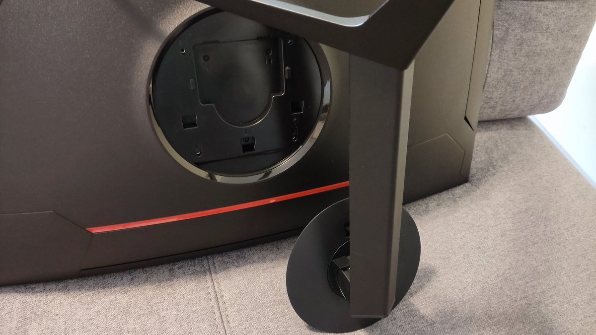 300baniek's tweet image. Mamy To! 🤩 Kurier przywiózł pod drzwi w ciągu 2 dni od zamówienia. Jest spory byczek. 2x HDMI, 2x DP, wyjscie na sluchawki, port usb ale serwisowy. Wlacznik spelnia role dzojstika do opcji menu. W zestawie kabel DP, zasilacz, sruby do podstawki i śrubokręt. Noga z metalu 😍