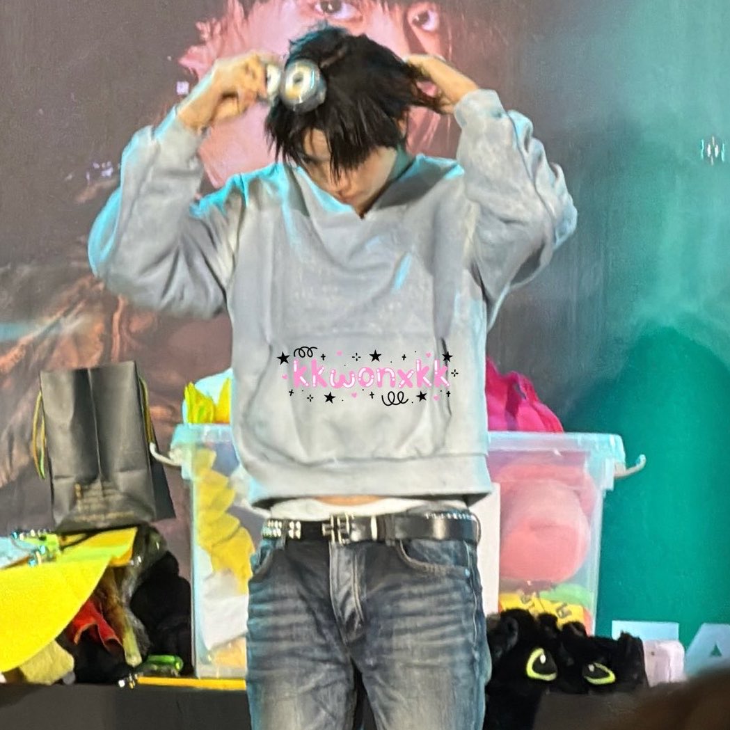 율근슬쩍 맨살 보여주기쇼 드가는중