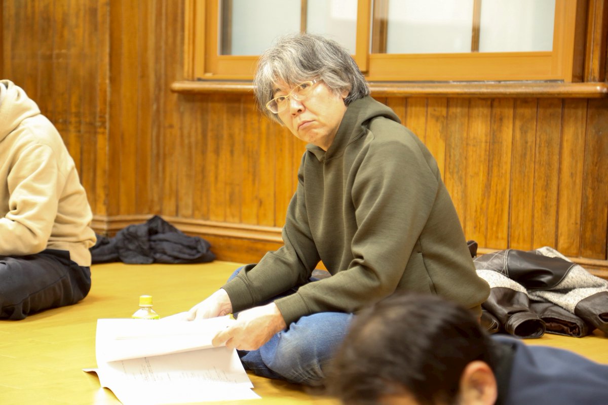 『ロキシにささぐ』

例年通り、ゆるりと稽古開始。

作品の舞台と登場人物が日本ではない為、作品中で使われる言葉や、文化風習についての落とし所を探つつ侃侃諤諤とやっています。

京都公演　5/28-31
shibai-engine.net/prism/pc/webfo…

高知公演　7/11-12
shibai-engine.net/prism/pc/webfo…