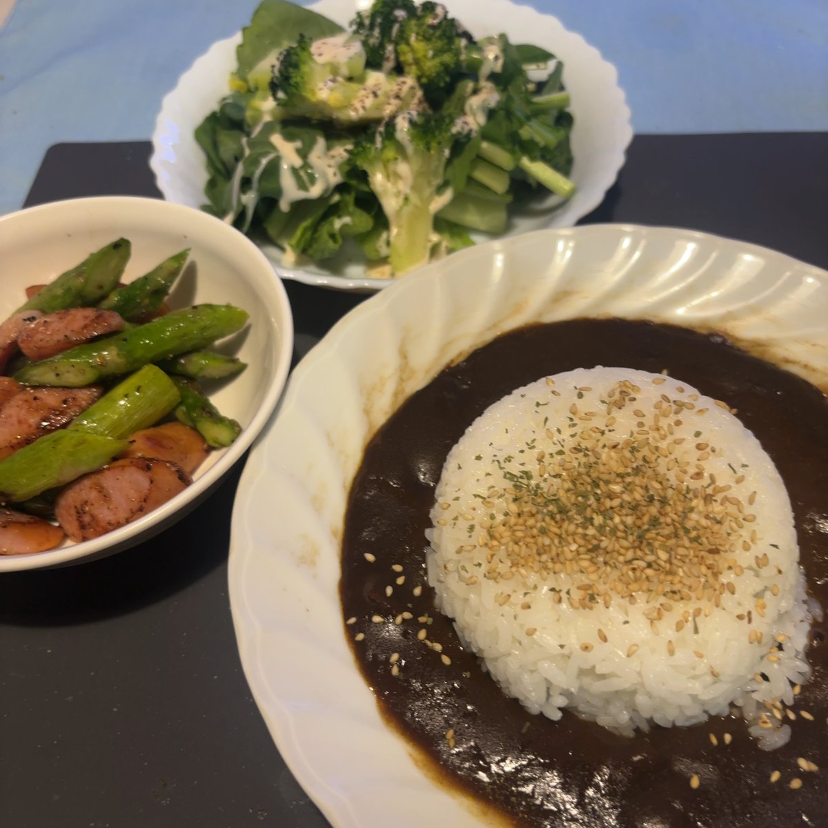 eats_tokyo's tweet image. 海軍カレーとライス
サラダ
アスパラとウィンナーの炒め物
#おうちごはん
#cookingforone
#自炊記録　
#tsunami
いただきものでレイジーなディナー
Enjoying a lazy dinner with a quick fix.