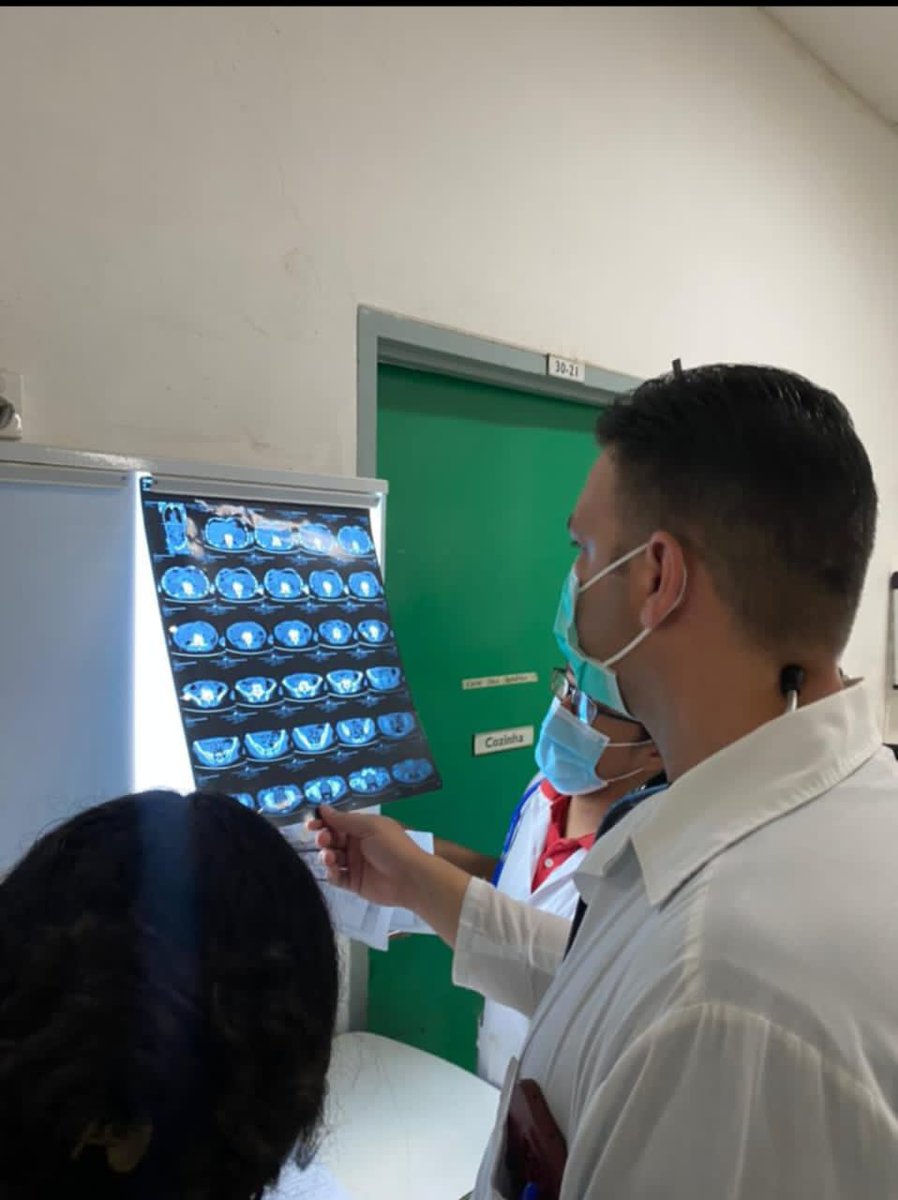 El compromiso con la formación médica continua se hace evidente en la labor del Dr. Hilario Rodríguez, Especialista en Medicina Interna, quien desarrolla entrenamiento en clínica radiológica dirigido a estudiantes y médicos timorenses. #HNGV #BMCTL