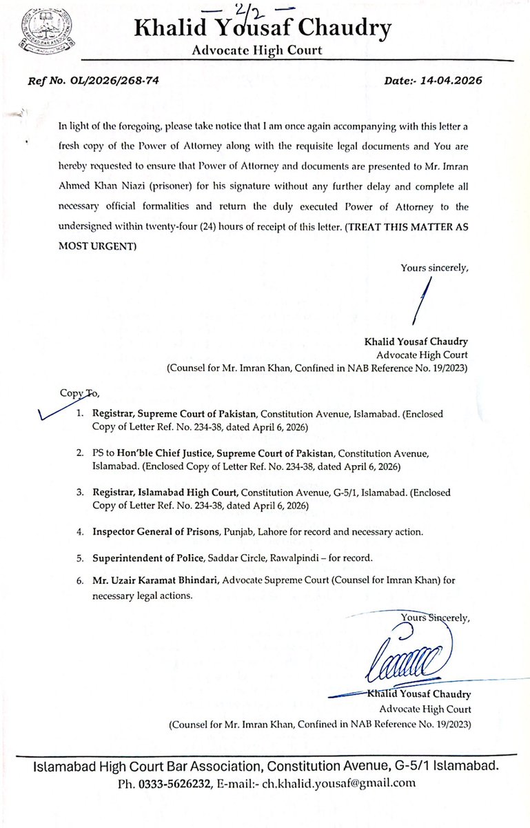 اڈیالہ جیل میں عمران خان کی انصاف تک رسائی ایک بار پھر روکی جا رہی ہے۔

وکیل خالد یوسف چوہدری کے مطابق پاور آف اٹارنی اور دیگر قانونی دستاویزات جیل انتظامیہ کو موصول ہوئیں، مگر بعد میں غائب قرار دے دی گئیں۔

13 اپریل کو وہ خود جیل کے گیٹ نمبر 5 پر پہنچے، گھنٹوں انتظار کیا۔ ریکارڈ