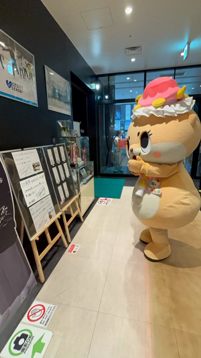 【結弦ちゃんの聖地巡礼⛸️⛸️⛸️】

原点である｢アイスリンク仙台｣へ

エントランスには数々の受賞記録やパネル、結弦ちゃんからの直筆メッセージなどなど、さながら記念館のようです🏆✨

奥のリンクでは未来のスターちゃんがレッスン頑張ってますー🐾🐾