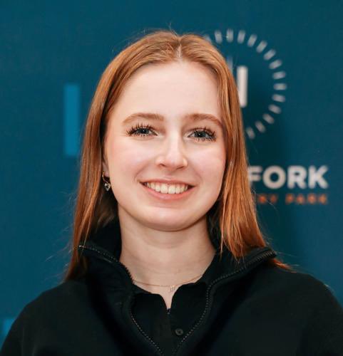 margadism's tweet image. Дэлхийн мэдээ:
18 настай охины гайхалтай шинэ бүтээл!  

Миа Хеллер ердөө 18хан настай хэрнээ 95.5% микрохуванцар шүүдэг усны шүүлтүүр зохион бүтээжээ.  
Тэр гэрийнхээ гаражид байрлан феррофлюид буюу соронзон шингэнийг ашигласан мембрангүй систем бүтээсэн байна. Феррофлюидийг