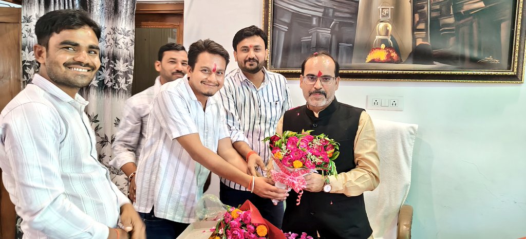 PrinceM46155115's tweet photo. आज राजनगर मे मा. विधायक बड़े भैया @ArvindPateriyaa जी के जन्मदिवस के अवसर पर राजनगर निवास पहुंचकर भाईसाब को जन्मदिवस की शुभकामनाएं एवं बधाई प्रेषित की 💐💐 https://t.co/scaodQvJwv