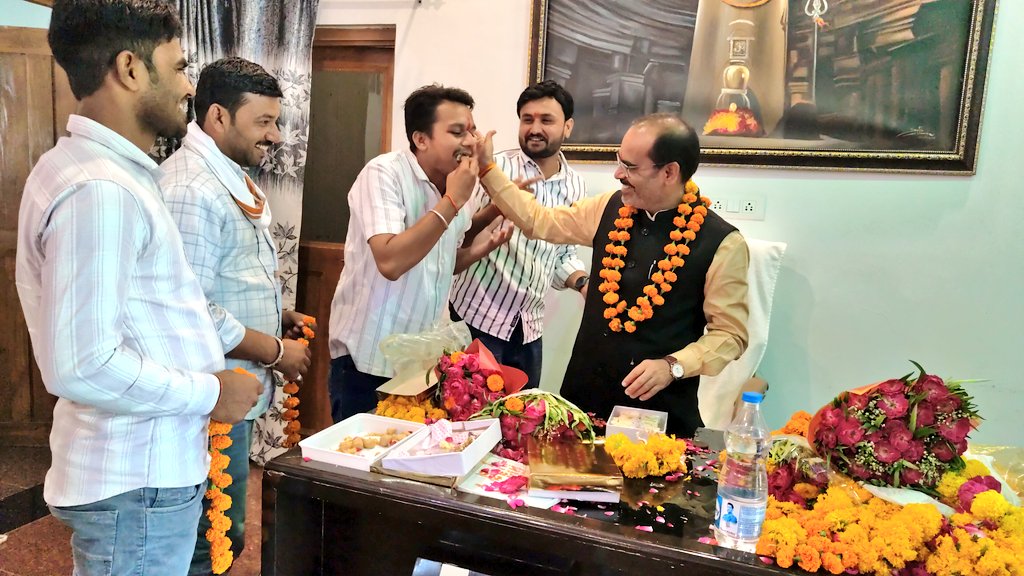 PrinceM46155115's tweet photo. आज राजनगर मे मा. विधायक बड़े भैया @ArvindPateriyaa जी के जन्मदिवस के अवसर पर राजनगर निवास पहुंचकर भाईसाब को जन्मदिवस की शुभकामनाएं एवं बधाई प्रेषित की 💐💐 https://t.co/scaodQvJwv