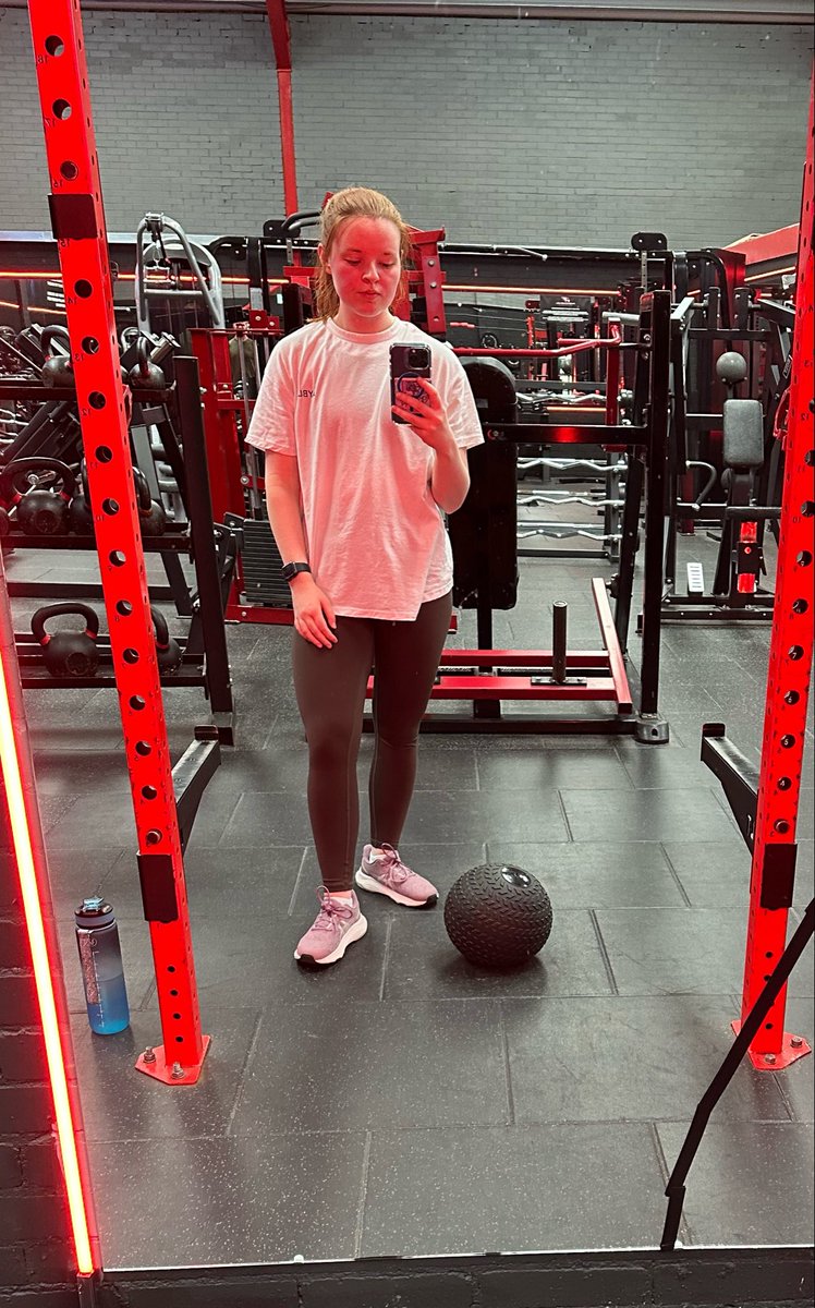 BekaahOrr's tweet image. Realised I’ve never actually posted me in the gym so here we have it just incase you all thought I was joking 😂😂

I was contemplating my last set with this slam ball 😂😂