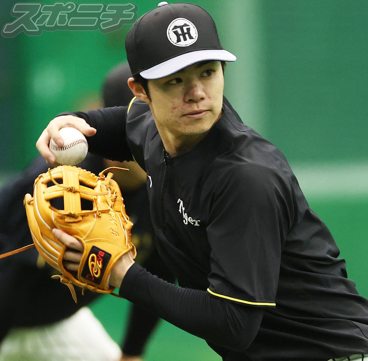 Donaiya」のグラブを手にノックを受ける #中野拓夢 選手