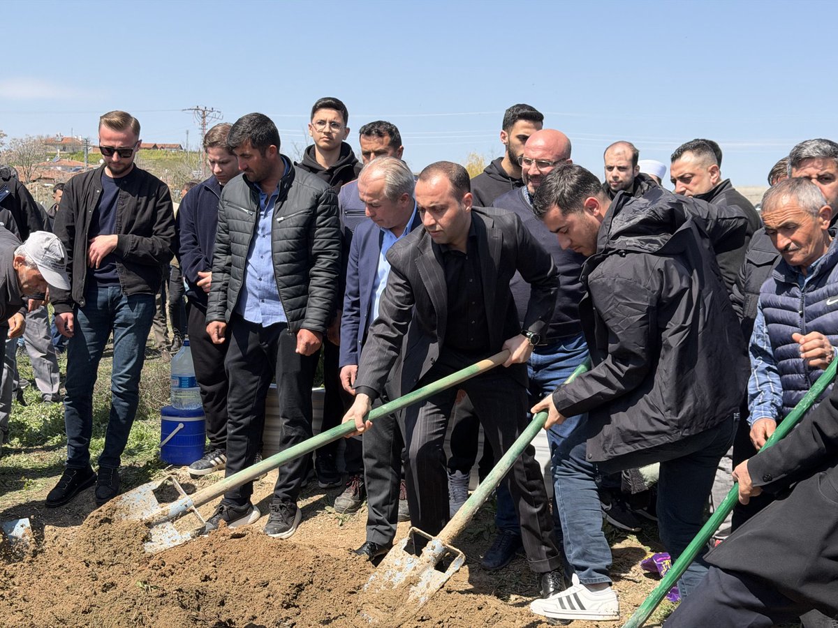 Korayerdogan18's tweet photo. Merkez İlçe Yönetim Kurulu Üyemiz Aykut Özcan’ın babası Mustafa Özcan’ı ebedi istirahatgahina uğurladık. 

Merhuma Allah’tan rahmet ve merhamet, Özcan Ailesine ve yakınlarına sabr-ı cemîl ve başsağlığı diliyorum. https://t.co/zsCEmFYFvB