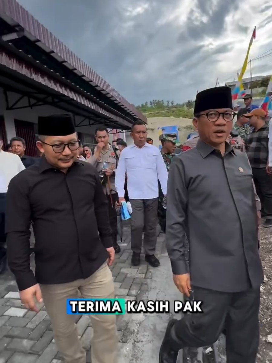 AnomPriladas's tweet photo. Menteri Desa, Pembangunan Daerah Tertinggal, dan Transmigrasi melakukan kunjungan langsung ke Koperasi Merah Putih di Desa Bubung, Luwuk Banggai. Kunjungan ini  bukti nyata komitmen pemerintah dalam mendorong pertumbuhan ekonomi desa melalui penguatan kelembagaan koperasi. https://t.co/IpPZq8YFS5