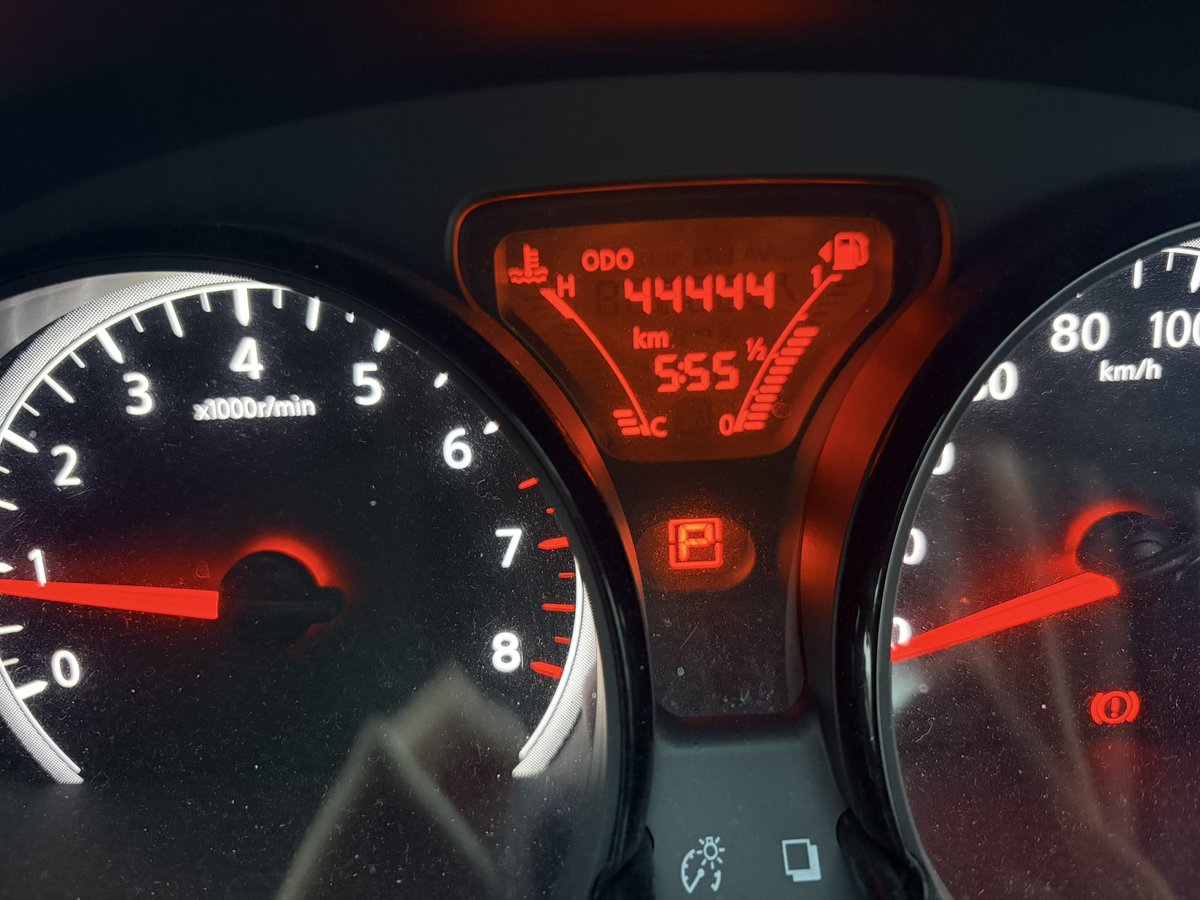 コマさん tweet media