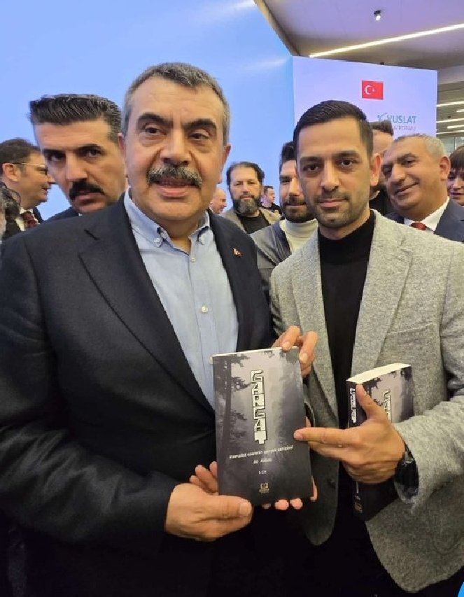 ilyasMert_1907's tweet photo. Bir ülkenin Milli eğitim bakanı, o ülkenin kurucu liderine düşman olurmu. Dünyanın neresinde böyle bir saçmalık var. Okullarda uyuşturu neyse, bu zihniyette o kadar tehlikelidir.!! #saldırı #yusuftekini̇stifa https://t.co/DLtuSONJJi