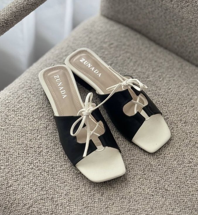 peachkamu's tweet photo. SUNGKEEMM🙏🏻
Rela berjam-jam buat scroll shopee demi nemuin sendal &amp; sepatu senyaman ini woyy❗️
Produk Lokal tp harganya under 100k, lebaran auto gonta ganti sendal ini mah https://t.co/2vFcyHCen7