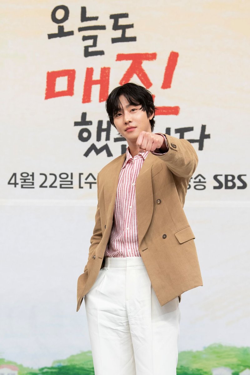SBS_star's tweet image. “Ahn Hyo-seop Goes Full Farmer for 'Sold Out on You': "I Babied that Tiller ― It Was My Porsche and Lamborghini"
👉 Read full story here : sbsstar.net/article/N10085…

#ahnhyoseop #broadcast #soldoutonyou #drama #SBSStar #KEntertainmentNews
Follow @SBS_star for more updates!”
