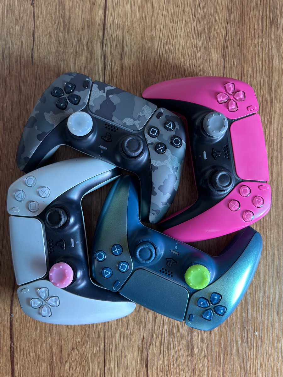 Tinktek's tweet photo. How do you even game with boring pads. And you call yourself a gamer ? 🤷‍♂️. 

Come let me plug you my friend 👍😊 https://t.co/NgXdlIpwIr