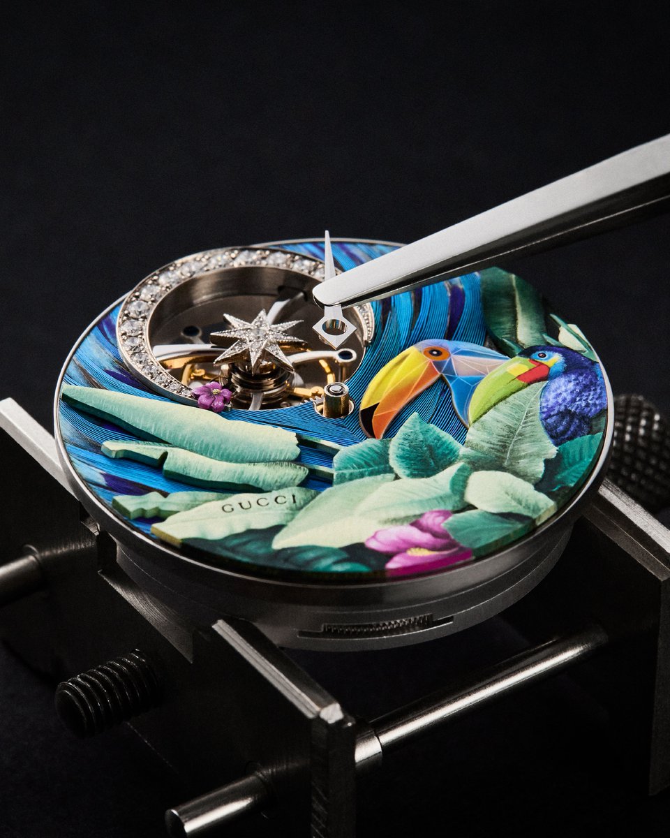gucci_jp's tweet photo. HIGH WATCHMAKING
#GucciHighWatchmaking から、アーカイブのシルクスカーフに着想を得た〔G-タイムレス〕の新作が登場。
ネリー・ソニエによる精緻な羽細工が華やかさを添え、唯一無二の魅力を放ちます。
https://t.co/FRoHGWqdtb https://t.co/iNv9Z7HyQF