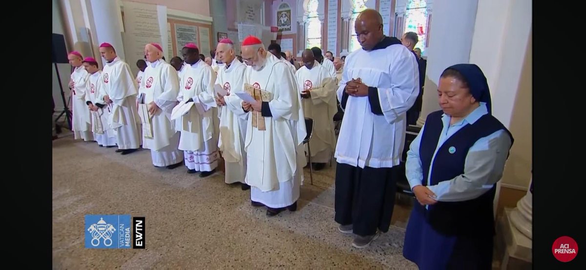 Emocionante participación de algunas de nuestras Hermanas en la Santa Misa presidida por el Santo Padre León XIV en la basílica de S. Agustín en Annaba, antigua Hipona. Una de ellas tuvo la suerte de entregarle el cuadro de cerámica con el logo y lema de este viaje a Argelia.