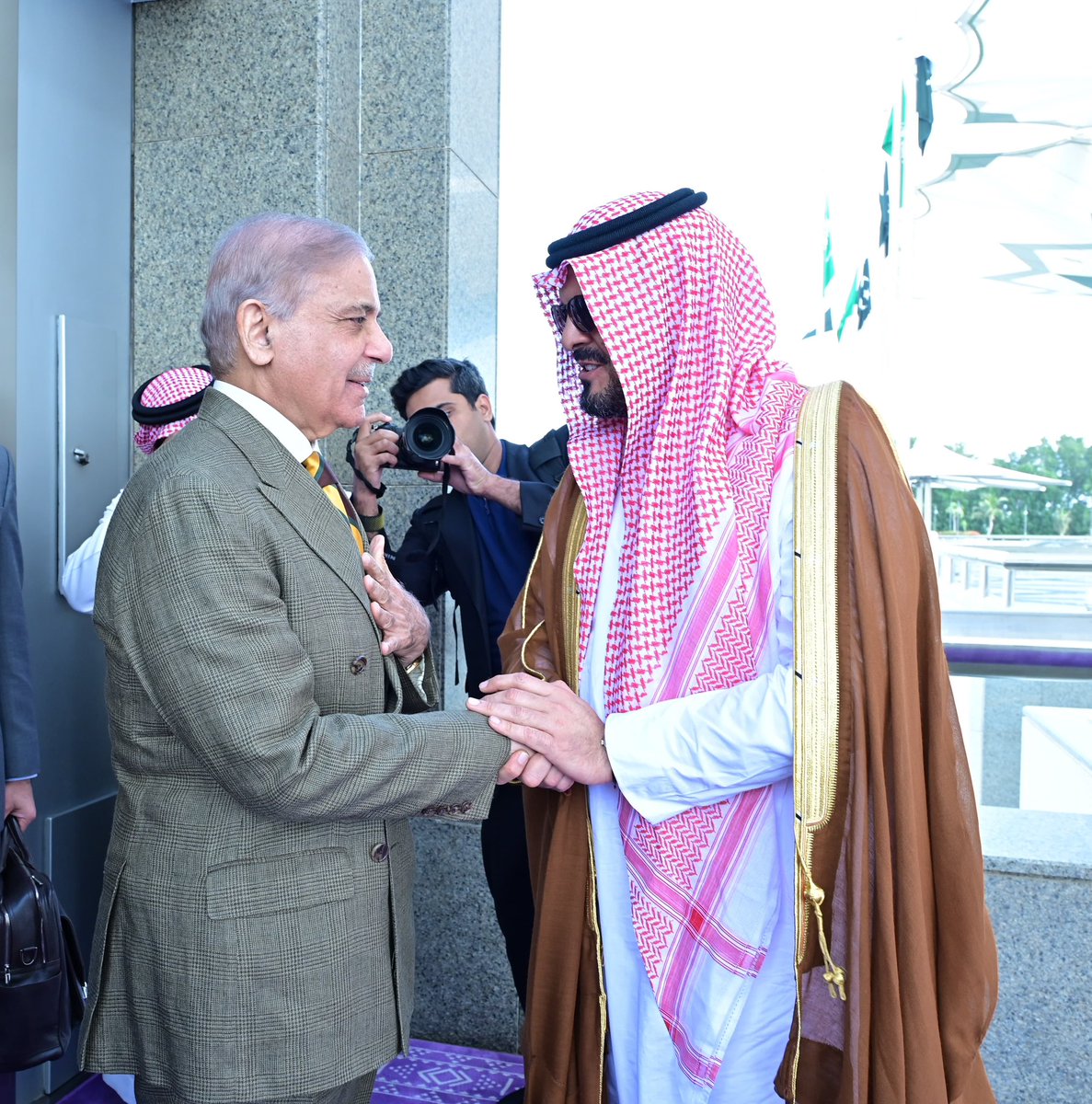 taahir_khan's tweet image. #iranUS #Pakistan mediation: #Pakistani Prime Minister  Shehbaz Sharif @CMShehbaz arrived in Saudi Arabia and 
Field Marshal Asim Munir, Army Chief &amp;amp; CDF and Mohsin Naqvi, Interior Minister along with the delegation arrives at Tehran as part of the ongoing mediation efforts, the