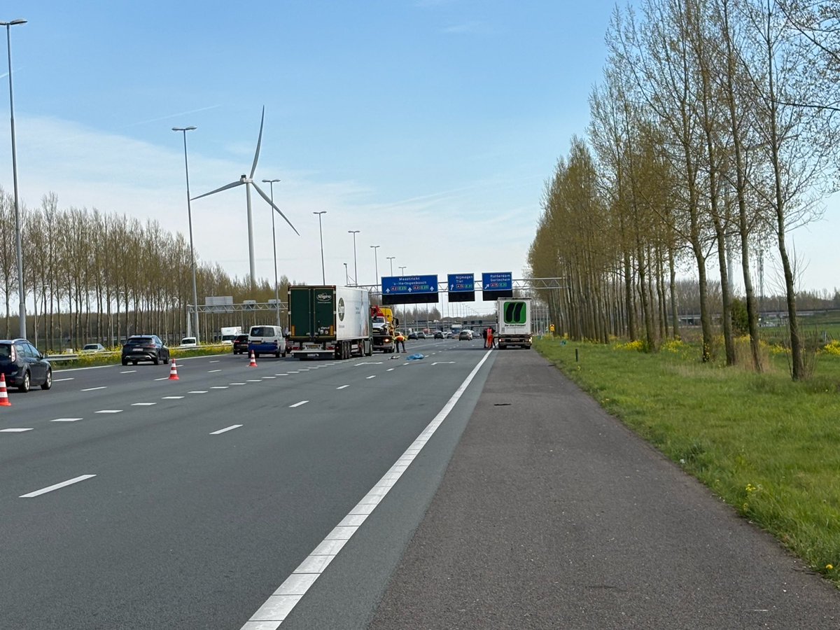 WIS_Wim's tweet photo. Een ongeval tussen 2 vrachtwagens en een personenauto zijn er op de #A2 richting Den Bosch 3 rijstroken afgesloten. Inmiddels is de weg weer vrijgegeven voor al het verkeer! #Deil https://t.co/eT65PwAbPg