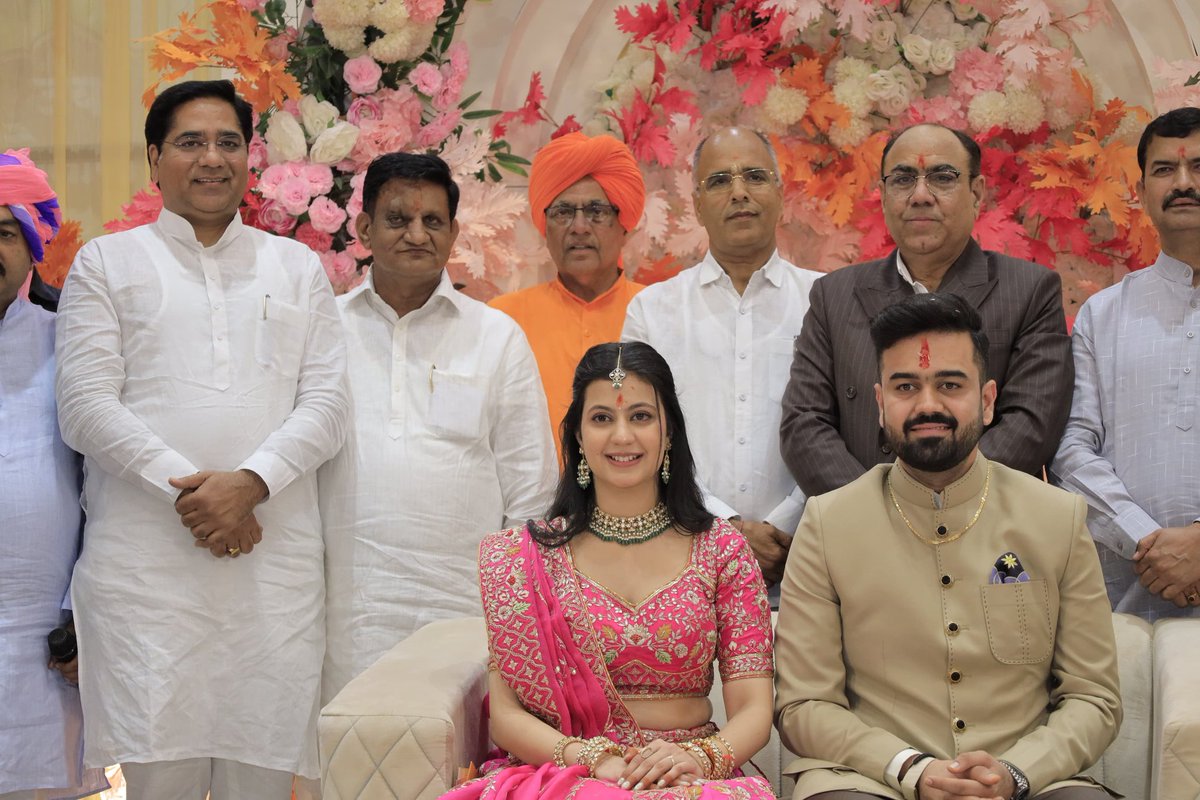 SureshRawatIN's tweet image. आज सीकर में भाजपा किसान मोर्चा के पूर्व प्रदेशाध्यक्ष श्री हरिराम जी रणवां के पारिवारिक वैवाहिक कार्यक्रम में सम्मिलित होकर उन्हें सपरिवार हार्दिक बधाई व शुभकामनाएं प्रदान की।

#SSR #Sikar