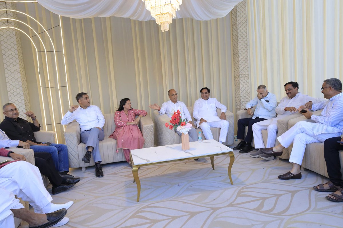 SureshRawatIN's tweet image. आज सीकर में भाजपा किसान मोर्चा के पूर्व प्रदेशाध्यक्ष श्री हरिराम जी रणवां के पारिवारिक वैवाहिक कार्यक्रम में सम्मिलित होकर उन्हें सपरिवार हार्दिक बधाई व शुभकामनाएं प्रदान की।

#SSR #Sikar