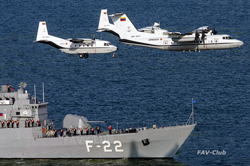 FAV_CLUB's tweet image. #Historia 🇻🇪 | Formación de aviones De Havilland Canada DHC-7-102 Dash-7 y EADS CASA (Airbus) C-212 Aviocar 200/400 de la Armada venezolana, sobrevolando la fragata Almirante Brión (F-22), Lago de Maracaibo 24 de julio 2003