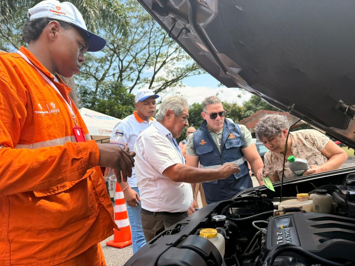 GobMeta's tweet photo. 🛣️Nos sumamos al programa Puntos Seguros de la @ansvcol en el corredor vial Villavicencio–Bogotá, promoviendo la prevención y la seguridad vial entre los conductores. https://t.co/8WD2fX0Qq3