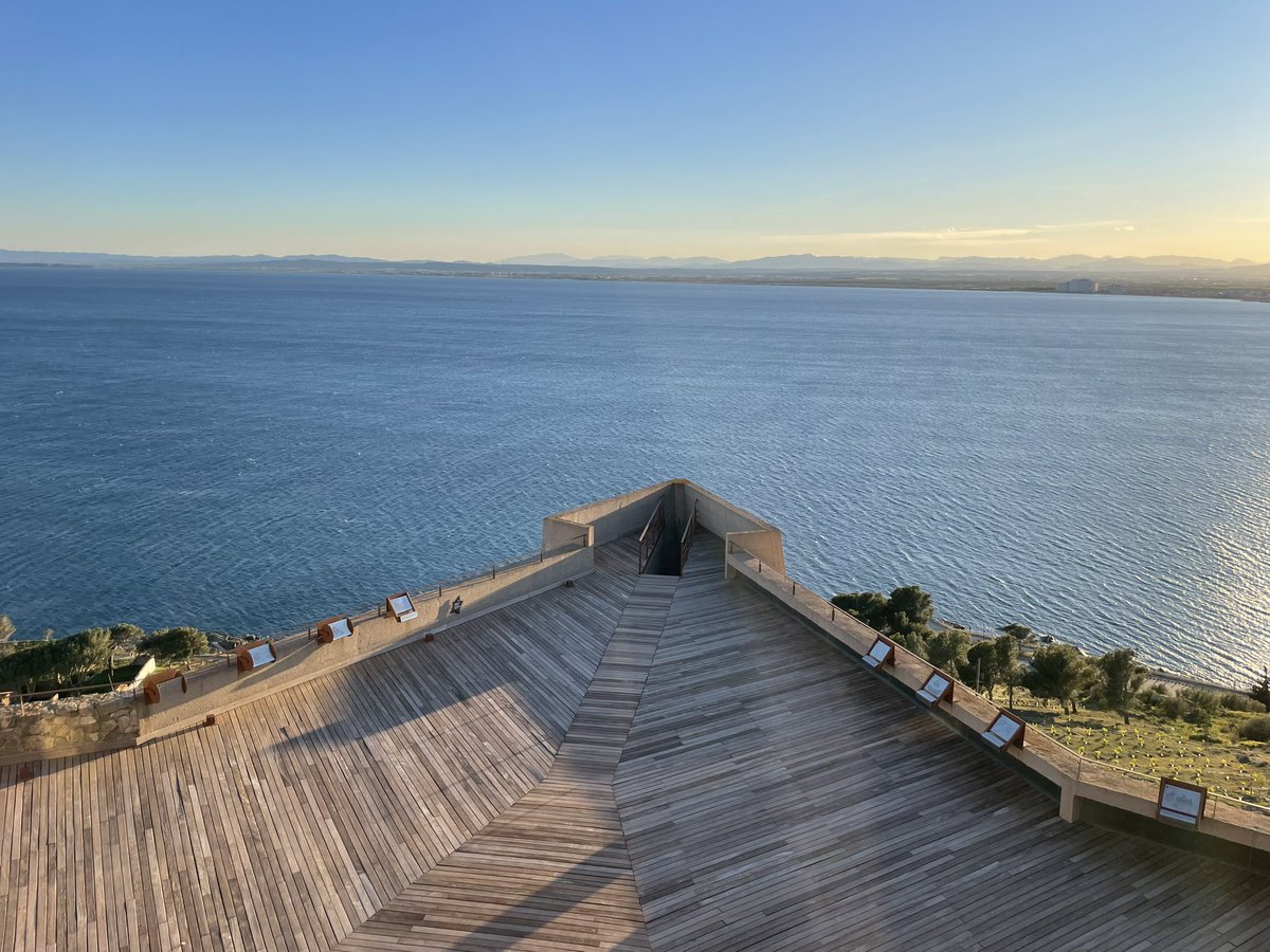 VeroSinmapa's tweet photo. 😎 Se le conoce como El 'Balcón de la Bahía'. 

📍 Una fortaleza de artillería del s. XVI construida por Carlos I. 

⭐️Tiene forma de estrella de 5 puntas para desviar proyectiles. ¡Ingeniería de defensa pura! No te vayas de #Roses sin visitarla!! https://t.co/vCktXc9Lkp