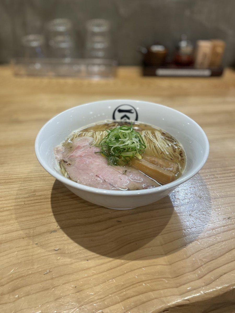 ra_men_kimura's tweet photo. 4/16(木)より期間限定で【鯖と鰯出汁の塩らぁ麺 〜葱油仕立て〜】をご提供します。
濃い目の限定ばかりでしたので、久しぶりの淡麗です。
淡麗ながら、鯖節と鰯節のドシっとした出汁感を味わっていただける仕様です。
麺は自家製麺の低加水20番細ストレート麺です。
ぜひご賞味ください。 https://t.co/btss9M3BAv