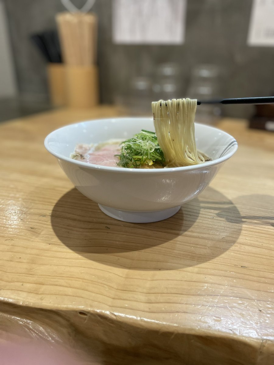 ra_men_kimura's tweet photo. 4/16(木)より期間限定で【鯖と鰯出汁の塩らぁ麺 〜葱油仕立て〜】をご提供します。
濃い目の限定ばかりでしたので、久しぶりの淡麗です。
淡麗ながら、鯖節と鰯節のドシっとした出汁感を味わっていただける仕様です。
麺は自家製麺の低加水20番細ストレート麺です。
ぜひご賞味ください。 https://t.co/btss9M3BAv