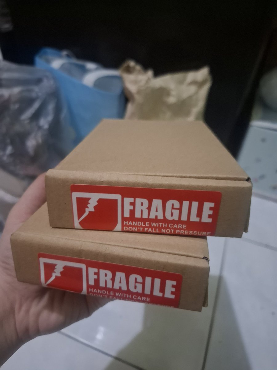 Kimberstar_'s tweet image. Just started packing !!!! :DD

Ignore the lighting 💀💀✌️