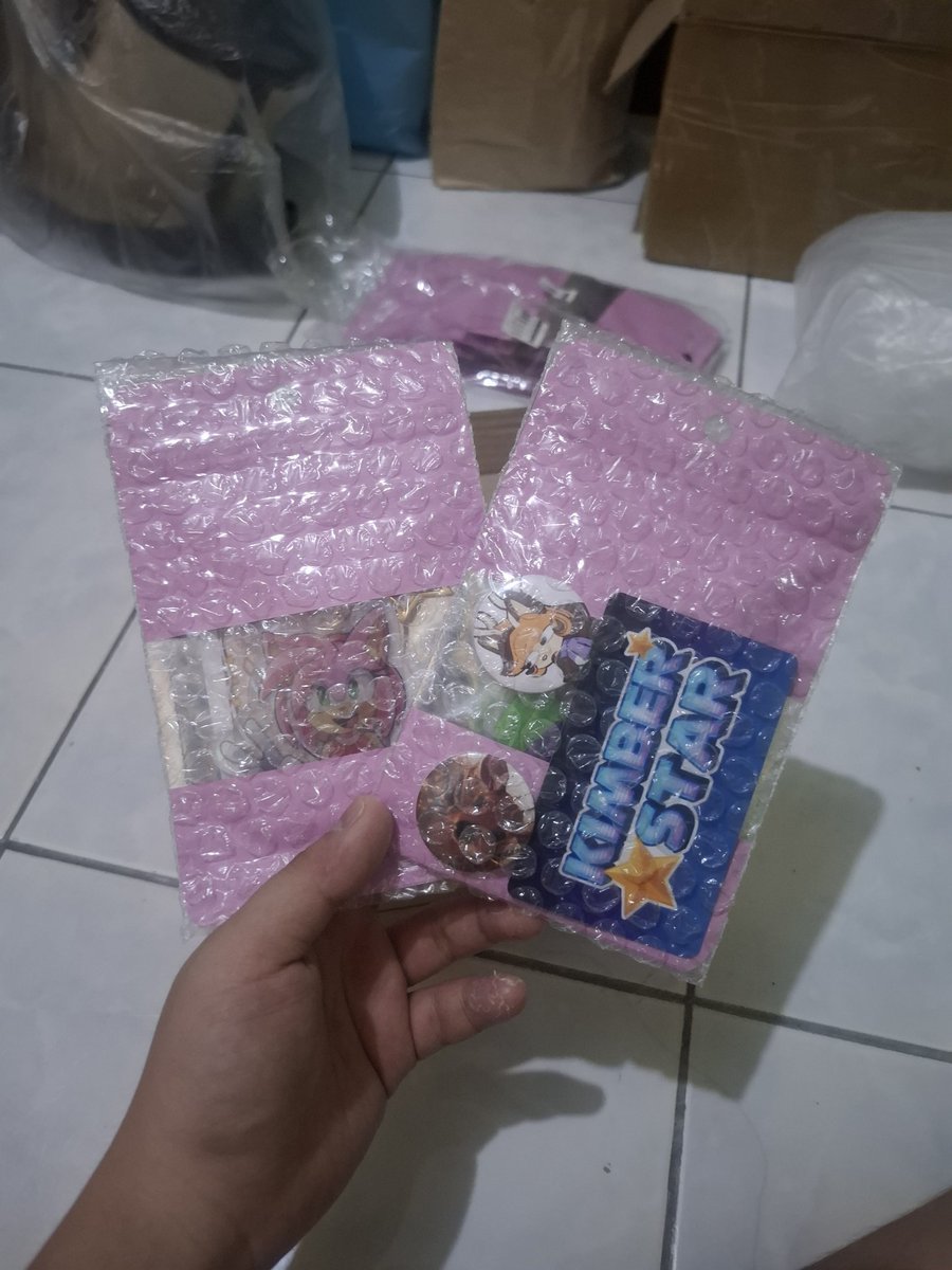 Kimberstar_'s tweet image. Just started packing !!!! :DD

Ignore the lighting 💀💀✌️