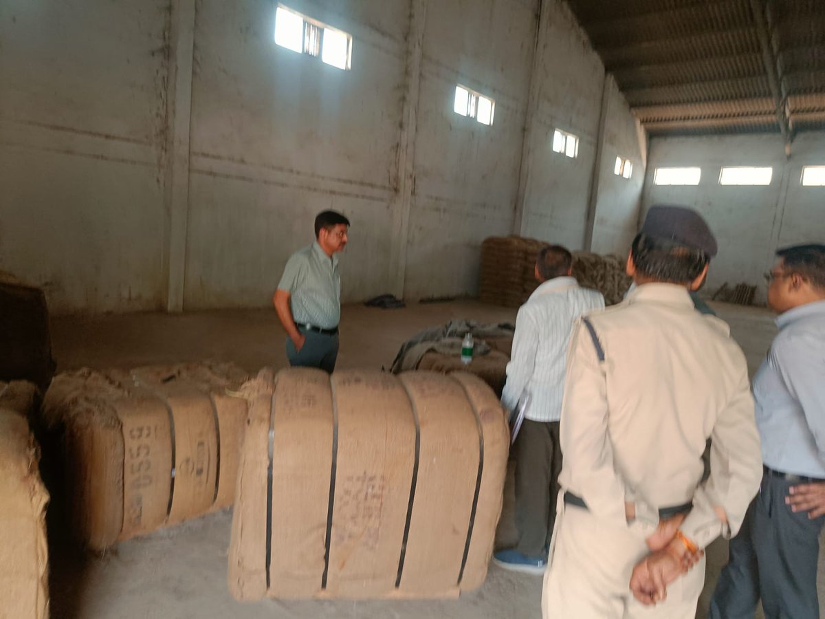 dmgwalior's tweet image. जिले में समर्थन मूल्य पर गेहूँ उपार्जन शुरू, पहले दिन 16 किसानों से हुई 690 क्विंटल गेहूँ की खरीदी 

व्यवस्थाओं को बेहतर कराने खरीदी केन्द्रों का निरीक्षण करने पहुँचे वरिष्ठ अधिकारी 
#gwalior 
#farmers 
#wheat 
@CMMadhyaPradesh