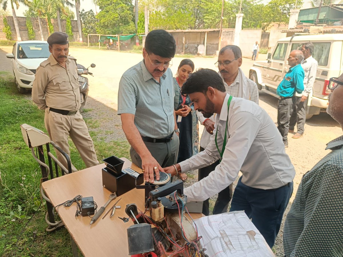 dmgwalior's tweet image. जिले में समर्थन मूल्य पर गेहूँ उपार्जन शुरू, पहले दिन 16 किसानों से हुई 690 क्विंटल गेहूँ की खरीदी 

व्यवस्थाओं को बेहतर कराने खरीदी केन्द्रों का निरीक्षण करने पहुँचे वरिष्ठ अधिकारी 
#gwalior 
#farmers 
#wheat 
@CMMadhyaPradesh