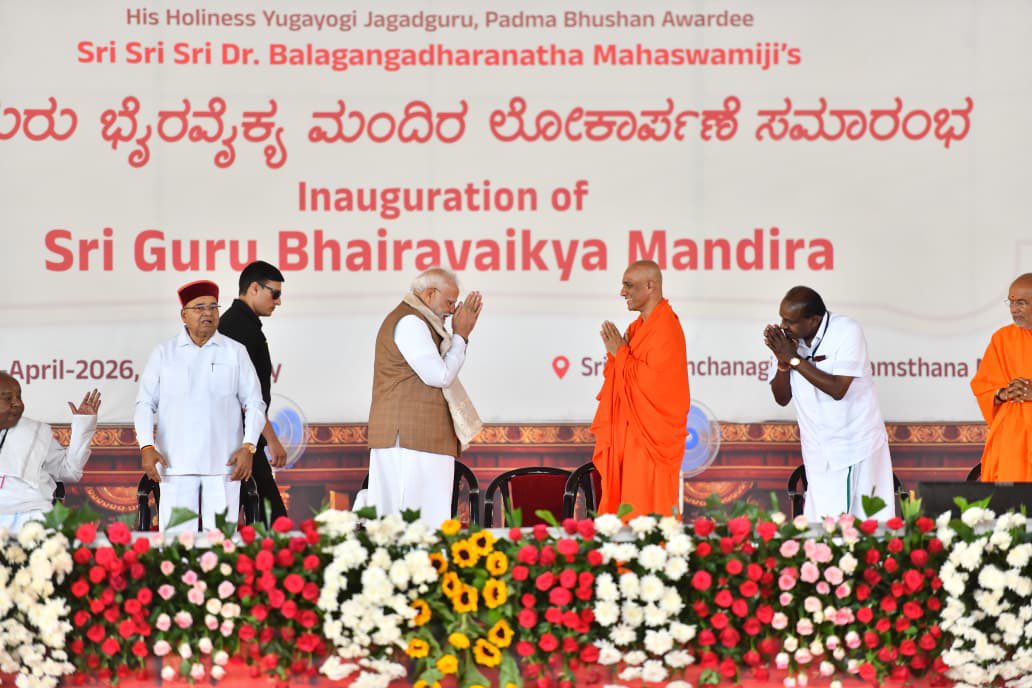 TOIBengaluru's tweet image. #Bengaluru: Prime Minister #NarendraModi with Sri Adichunchanagiri Mutt pontiff Sri Sri Nirmalanandanatha Swamiji during the inauguration of Bhairavaikya Mandira in the mutt premises in #Karnataka’s Mandya district on Wednesday. 

@timesofindia