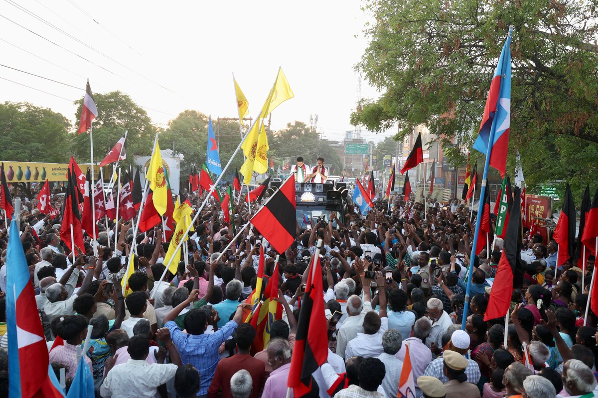Udhaystalin's tweet photo. செல்லும் இடமெல்லாம் திரளும் மக்கள் வெள்ளமே கழக கூட்டணியின் வெற்றியை உறுதி செய்யும் வகையில் உள்ளது. 

இன்று மாலை ராஜபாளையம் சட்டமன்றத் தொகுதியில் உள்ள குமாரசுவாமி ராஜா சிலை அருகே கழகத்தின் வெற்றி வேட்பாளர் @SThangapandian2 அவர்களை ஆதரித்து பிரச்சாரம் செய்தோம். 

தமிழ்நாட்டின் அரசியல் உரிமையை #Delimitation என்ற அநீதியின் மூலம் களவாட நினைக்கும் ஒன்றிய ஆட்சியாளர்களை முற்றிலும் நிராகரித்து உதயசூரியன் சின்னத்தில் அண்ணன் தங்கபாண்டியன் அவர்களை பெருவாரியான வாக்கு வித்தியாசத்தில் வெற்றிபெறச் செய்ய வைக்க வேண்டுமென கேட்டுக்கொண்டோம்! 

#Vote4DMK #ஸ்டாலின்_தொடரட்டும் #தமிழ்நாடு_வெல்லட்டும்
