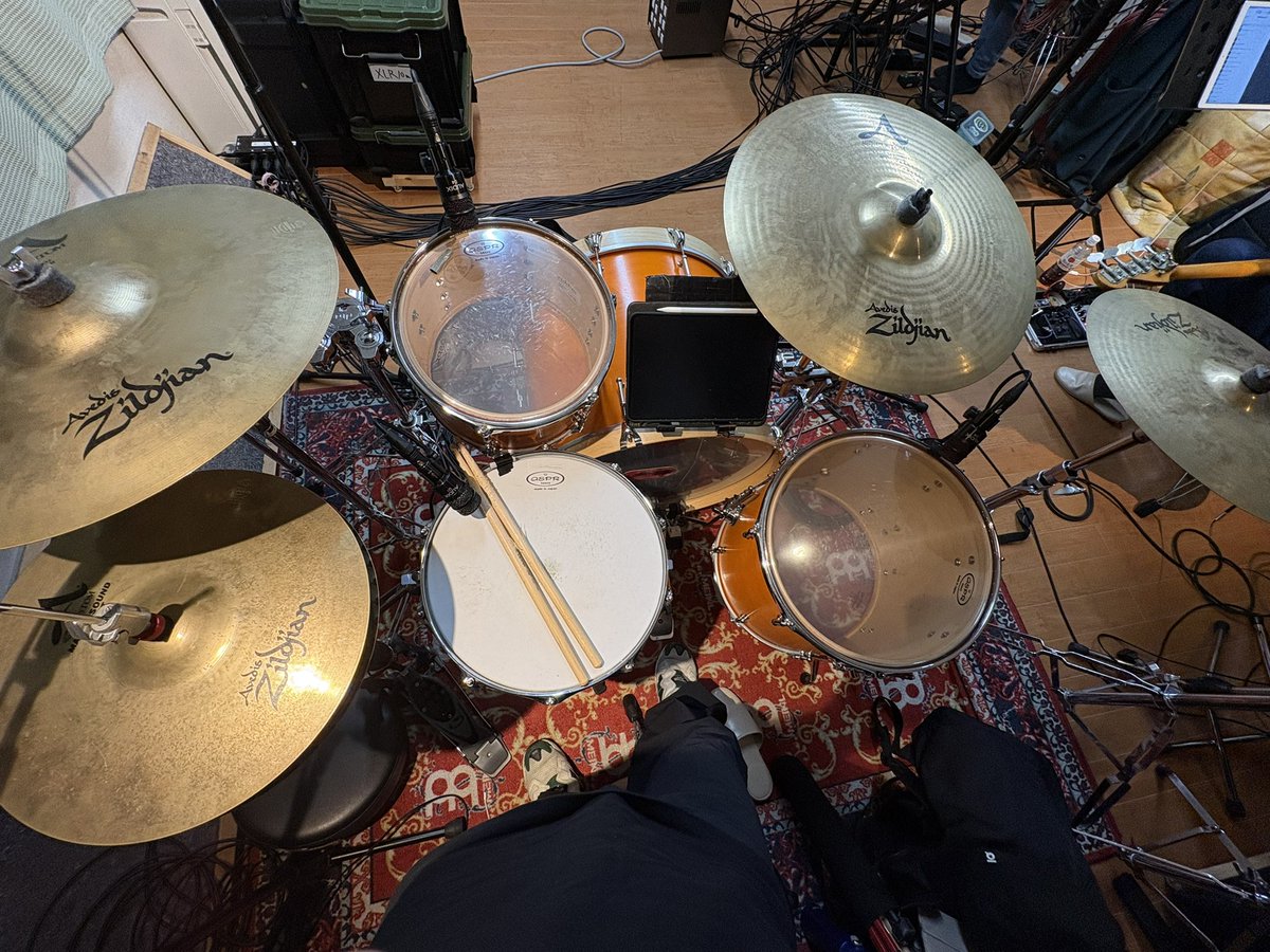ero1q's tweet image. 昨日の今頃は眠気がきて

23時くらいに寝た記憶。

今日はこの時間に

パンクをやっています。🥁

いと激し！🥸

#lerni   #riddim