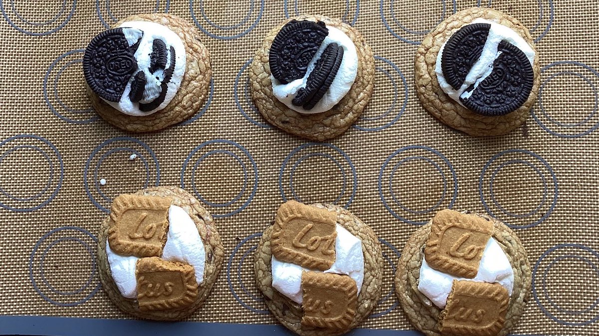 NxKitchxn's tweet photo. เปิดเตาแล้วนะคะ สามารถสั่งได้เรื่อย ๆ เลยค่ะ จนกว่าจะปิดเตาค่ะ ! 🍪

- soft cookies marshmallow 20 ฿
- brownie cookies / marshmallow ( 20/40)
- Red velvet cookies 20 ฿
- chocolate cookies 20 ฿
- birthday cookies 15 ฿

ค่าส่งแต่ละบ้าน 50 ไม่มีบวกเพิ่ม 🤩❗️ https://t.co/WrhQuyhTHw