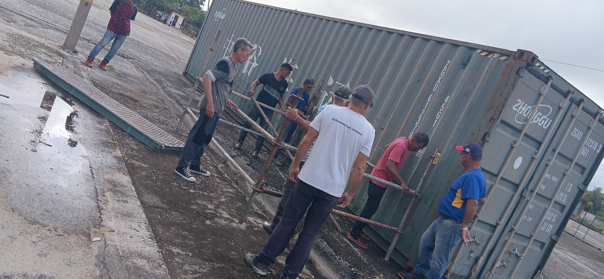 ElioRodrig61883's tweet photo. Continúan los trabajos en la construcción de viviendas de contenedores en la UEB Nicaro del  la ECOI.9 #CubaEstáFirme #HonorHolguinero @ecoi9 @conam1967 https://t.co/RApEDZzOgR