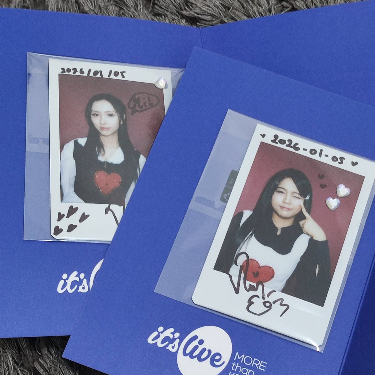 SnPrivacy's tweet image. Finally datang juga 😁
Ikut event it's live nwh:i polaroid, eh dapat duo kesayangan.
Bakalan susah dapat pola mreka karena dari agensi yg ga jelas, album fisik pun ga ada, apalagi fansign event / polaroid event 😅 
#nwhi #vanesya #via