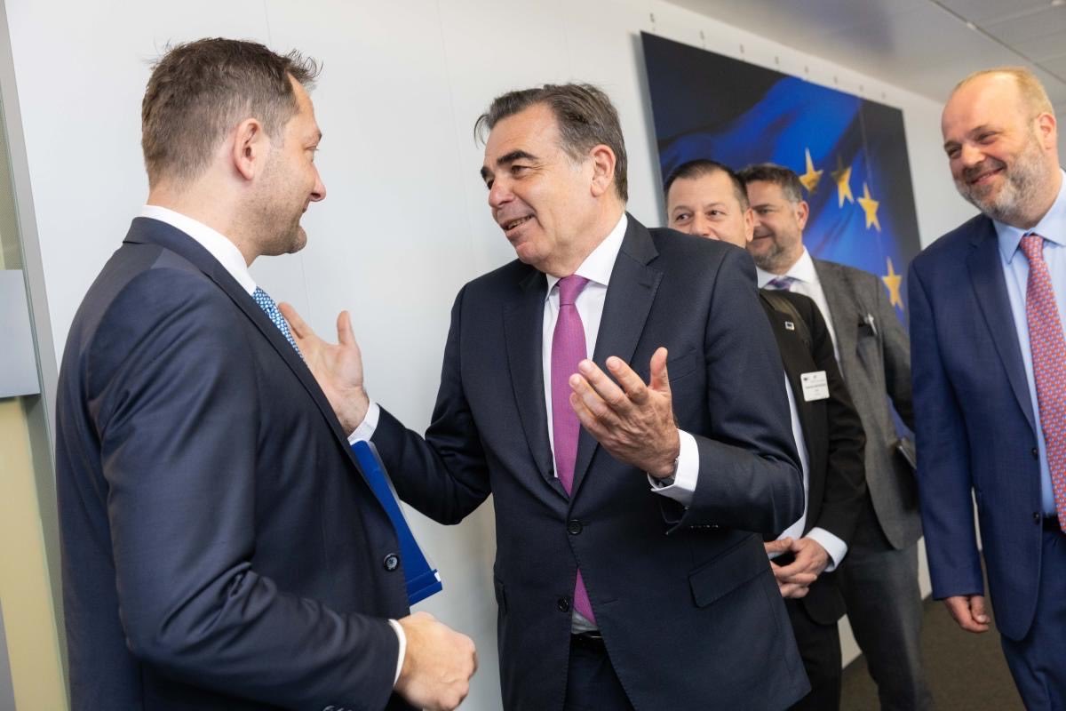 MargSchinas's tweet photo. Παραγωγικές συναντήσεις εργασίας στις Βρυξέλλες με τους Επιτρόπους Γεωργίας @CHansenEU, Υγείας και Διατροφικής Ασφάλειας @OliverVarhelyi και Αλιείας @CostasKadis. 

Η Κομισιόν στηρίζει σταθερά τις προσπάθειες μας για την συνολική ανάταξη του πρωτογενούς τομέα. 

Γυρίζουμε σελίδα. https://t.co/7g1nnEuV3s