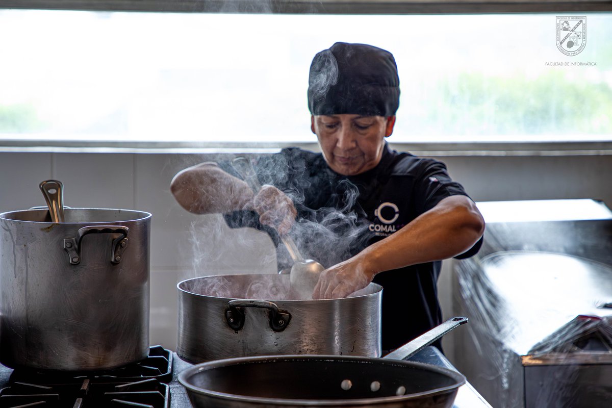 UAQmx's tweet photo. ¿Ya celebraste con el Comal? 🥘✨
Cumplimos 3 años siendo el punto de encuentro favorito en la Facultad de Informática. Comida saludable, accesible y con el mejor sazón para estudiantes y público general.
¡Felicidades por estos primeros tres años de éxito! 👏🎓
#ElComal #UAQ https://t.co/OB0dFOTLT0