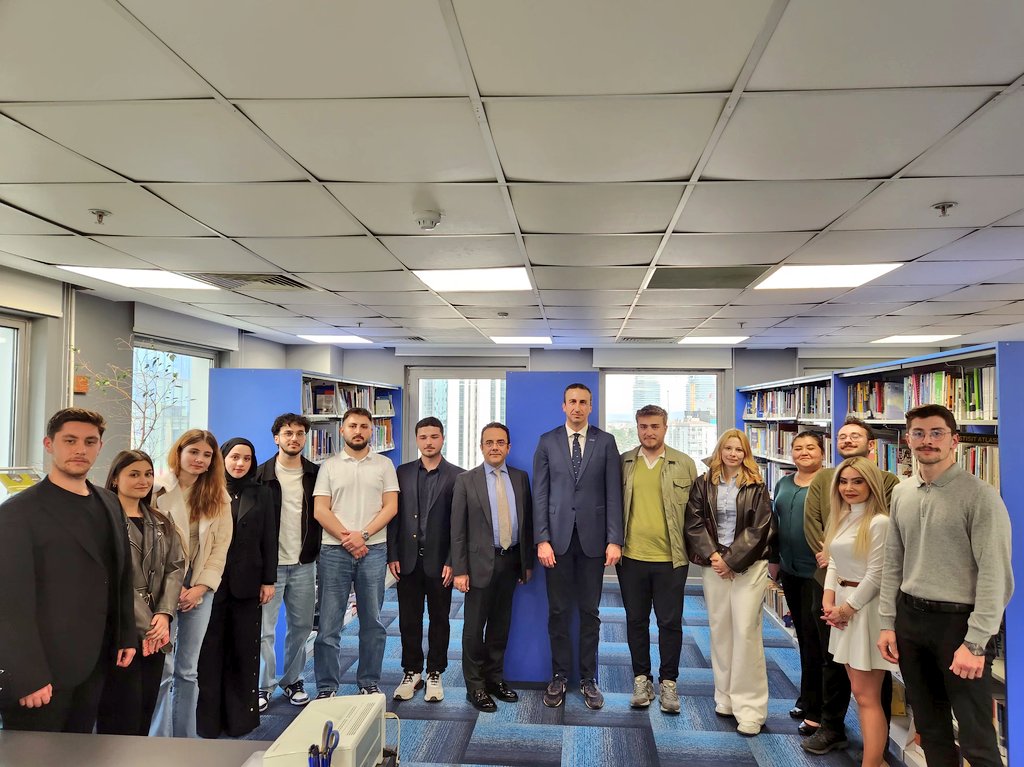 ikv1965's tweet photo. Tekirdağ Namık Kemal Üniversitesi Uluslararası İlişkiler Topluluğu üyeleri ve Tekirdağ Namık Kemal Üniversitesi Öğretim Üyesi Prof. Dr. Hali̇t Burç Aka,   İKV ve İstanbul AB Bilgi Merkezi’ni ziyaret etti. Ziyaret kapsamında İKV Genel Sekreter Yardımcısı M. Gökhan Kilit tarafından İKV’nin tarihçesi ve Türkiye-AB ilişkilerinde oynadığı rolün aktarıldığı ve İKV faaliyetleri hakkında bilgi verildi. İKV Araştırma Müdür Çisel İleri Vakfın yayın ve çalışmaları hakkında bilgi verirken, İKV Basın Danışmanı ve İstanbul AB Bilgi Merkezi Koordinatörü Mehmet Poyrazlı, staj programı ve AB Bilgi Merkezi faaliyetlerini anlattı. Sunumların ardından öğrencilerin Vakfımızın faaliyetlerine ve Türkiye-AB ilişkilerine yönelik soruları cevaplandı.