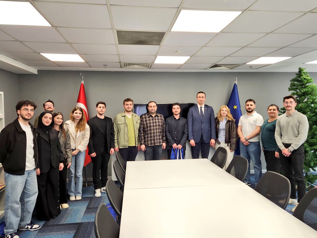 ikv1965's tweet photo. Tekirdağ Namık Kemal Üniversitesi Uluslararası İlişkiler Topluluğu üyeleri ve Tekirdağ Namık Kemal Üniversitesi Öğretim Üyesi Prof. Dr. Hali̇t Burç Aka,   İKV ve İstanbul AB Bilgi Merkezi’ni ziyaret etti. Ziyaret kapsamında İKV Genel Sekreter Yardımcısı M. Gökhan Kilit tarafından İKV’nin tarihçesi ve Türkiye-AB ilişkilerinde oynadığı rolün aktarıldığı ve İKV faaliyetleri hakkında bilgi verildi. İKV Araştırma Müdür Çisel İleri Vakfın yayın ve çalışmaları hakkında bilgi verirken, İKV Basın Danışmanı ve İstanbul AB Bilgi Merkezi Koordinatörü Mehmet Poyrazlı, staj programı ve AB Bilgi Merkezi faaliyetlerini anlattı. Sunumların ardından öğrencilerin Vakfımızın faaliyetlerine ve Türkiye-AB ilişkilerine yönelik soruları cevaplandı.