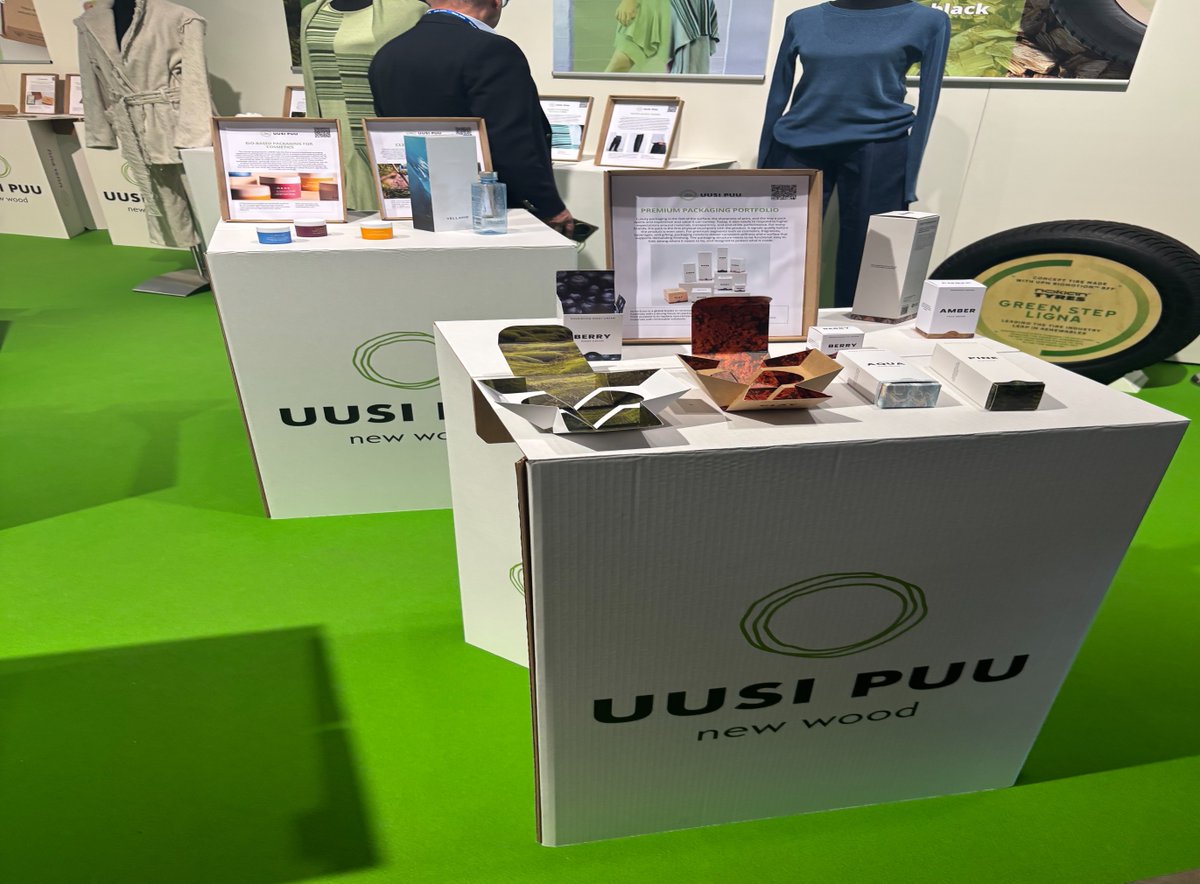 storaensosuomi's tweet image. Lontoossa vieraillut Uusi puu -näyttely on nähtävillä 15.–16.4.2026 Helsingin Messukeskuksessa Pulp &amp;amp; Beyond -messuilla osastolla 4b1. 🌲✨
Näyttely on avoinna torstaina klo 9:00–16:00. 
#newwood #innovations #packagingmaterials
Lisätietoja messuista: 👉eu1.hubs.ly/H0txxt10