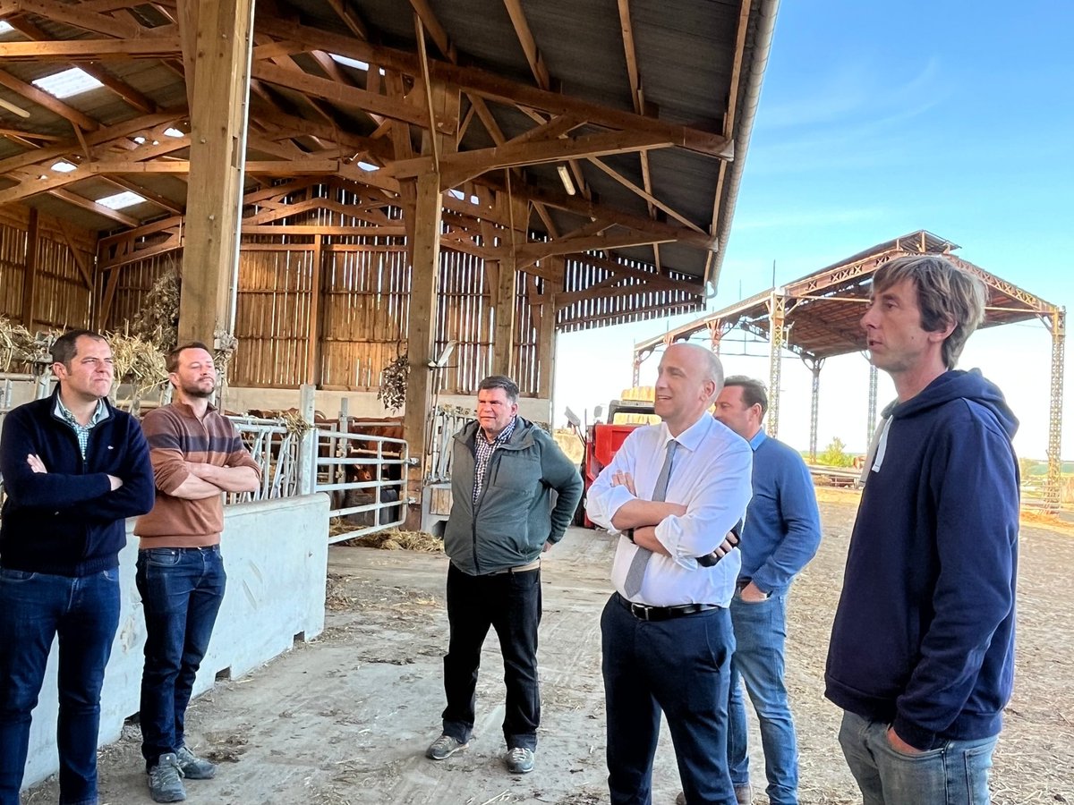 usaa_02's tweet photo. 📍 Visite avec le nouveau sous-préfet de Château-Thierry, Marc André, chez Grégoire Le Roux,
➡️Agriculture locale &amp; reconnaissance en ZDS
➡️Dégâts de gibier
➡️Enjeux nationaux conjoncture internationale : hausse du GNR, suppression du MACF, budget ambitieux pour la future PAC, https://t.co/MggrnEsfI6