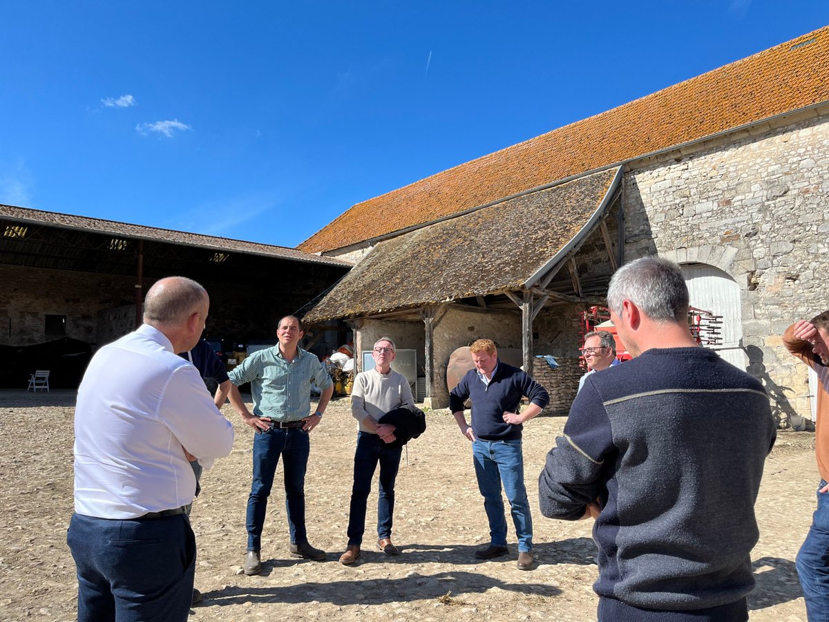 usaa_02's tweet photo. 📍 Visite avec le nouveau sous-préfet de Château-Thierry, Marc André, chez Grégoire Le Roux,
➡️Agriculture locale &amp; reconnaissance en ZDS
➡️Dégâts de gibier
➡️Enjeux nationaux conjoncture internationale : hausse du GNR, suppression du MACF, budget ambitieux pour la future PAC, https://t.co/MggrnEsfI6